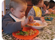 Il momento del pranzo all'asilo nido